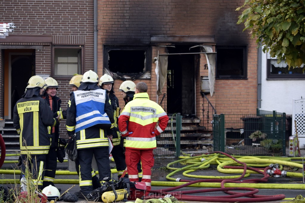 Feuer 2 Vollbrand Reihenhaus Roggendorf Berrischstr P095.JPG - Miklos Laubert